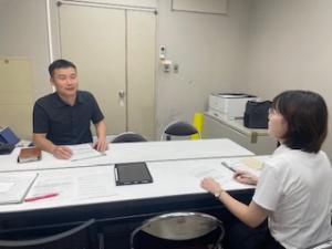 先輩職員徳留さんへのインタビューの様子