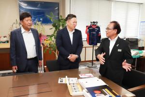 災害時簡易トイレについてレクチャーを受ける志布志市長