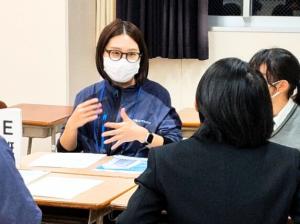 事業者と高校生の交流の様子