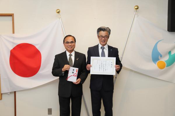 渡辺パイプ感謝状贈呈の画像