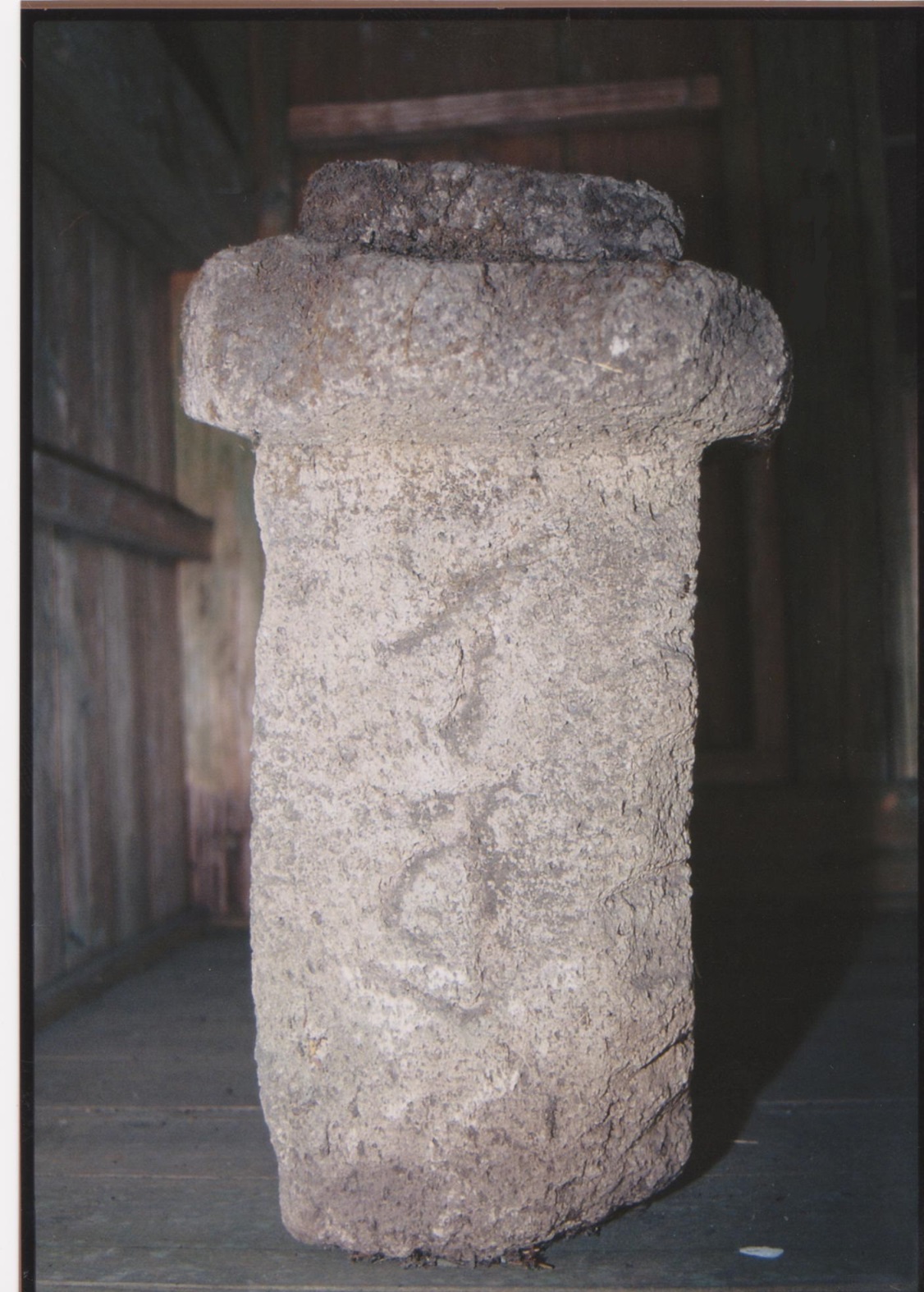 高下谷の笠付方柱四面石塔婆