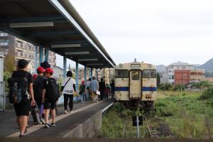 志布志駅で車両に乗り込む参加者