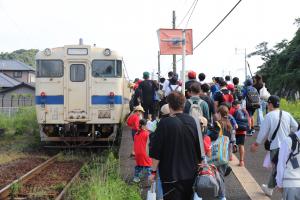 油津駅で乗り込む様子