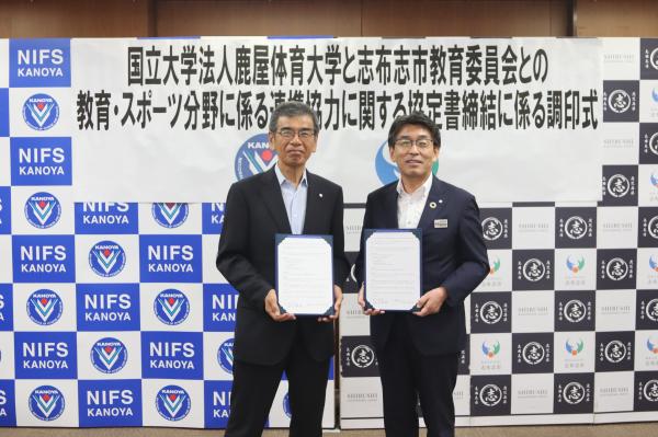 金久学長(左)と福田教育長(右)